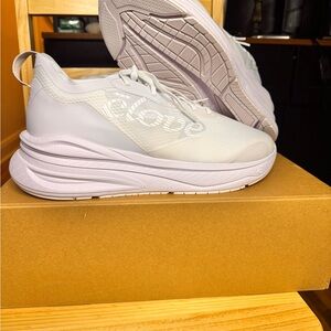 Clove alto brilliant white size 13 brand new